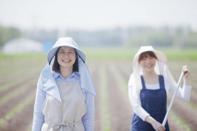 微笑む農家の女性