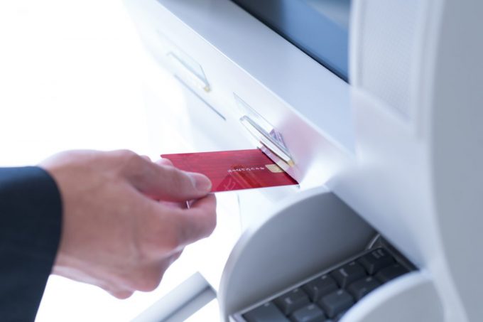 ATMにカードを挿入する手