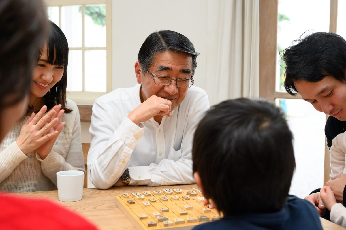 家族と将棋を楽しむおじいちゃん